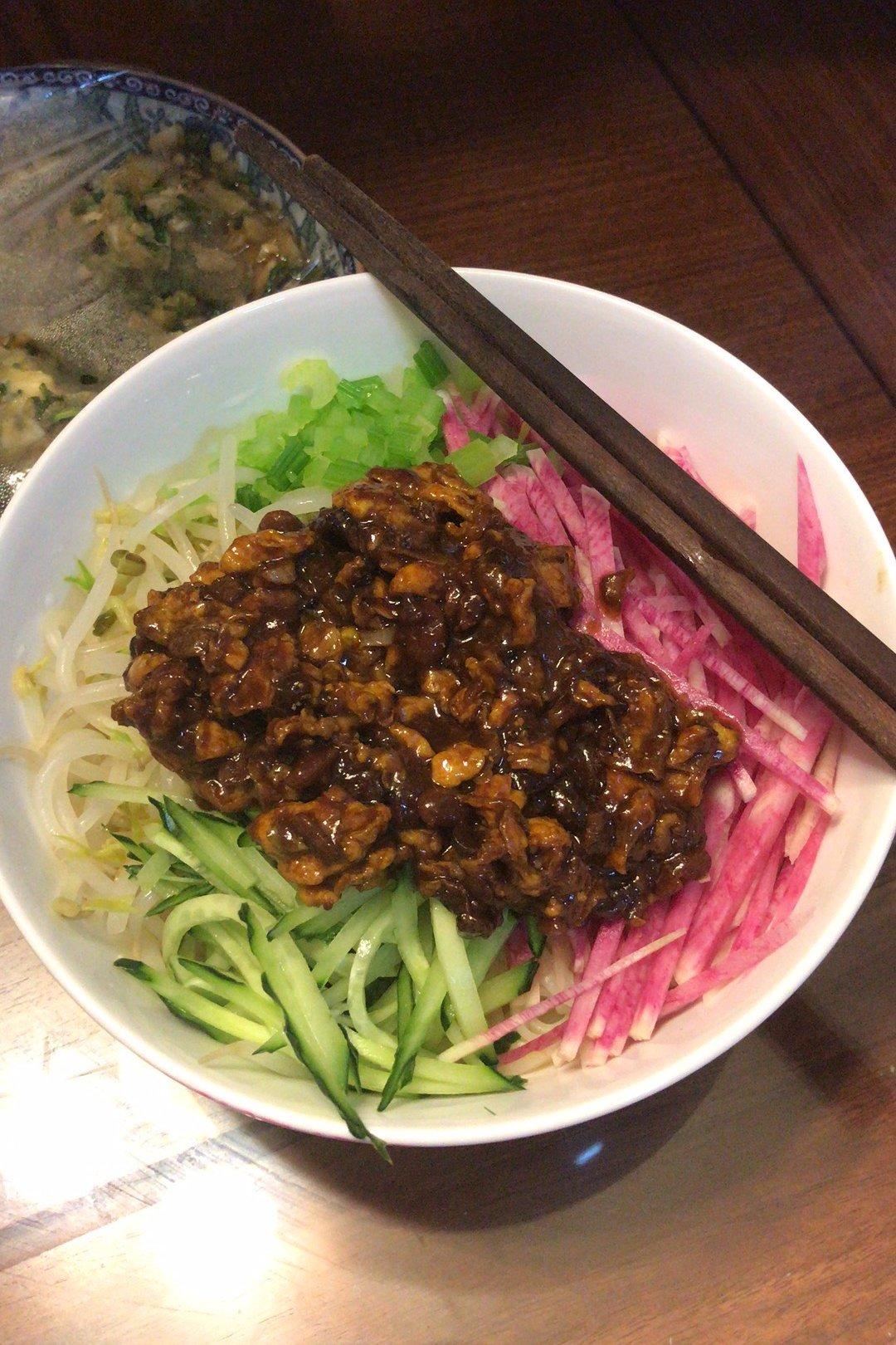 鞠孬孬做的鸡蛋炸酱面