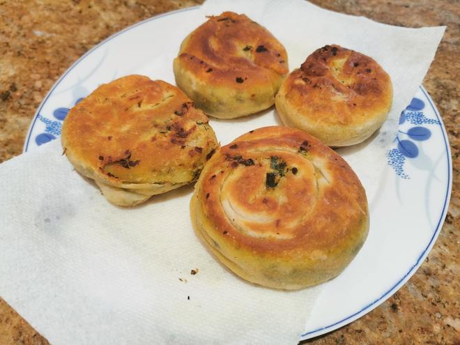 酥脆的胡萝卜大蒜叶碎饼的做法