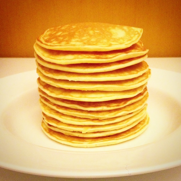 【酸奶松饼yogurt pancake】，搭上黑莓果酱和枫糖的美味。