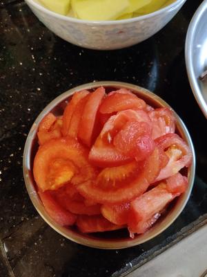 番茄薯仔焖排骨的做法 步骤2
