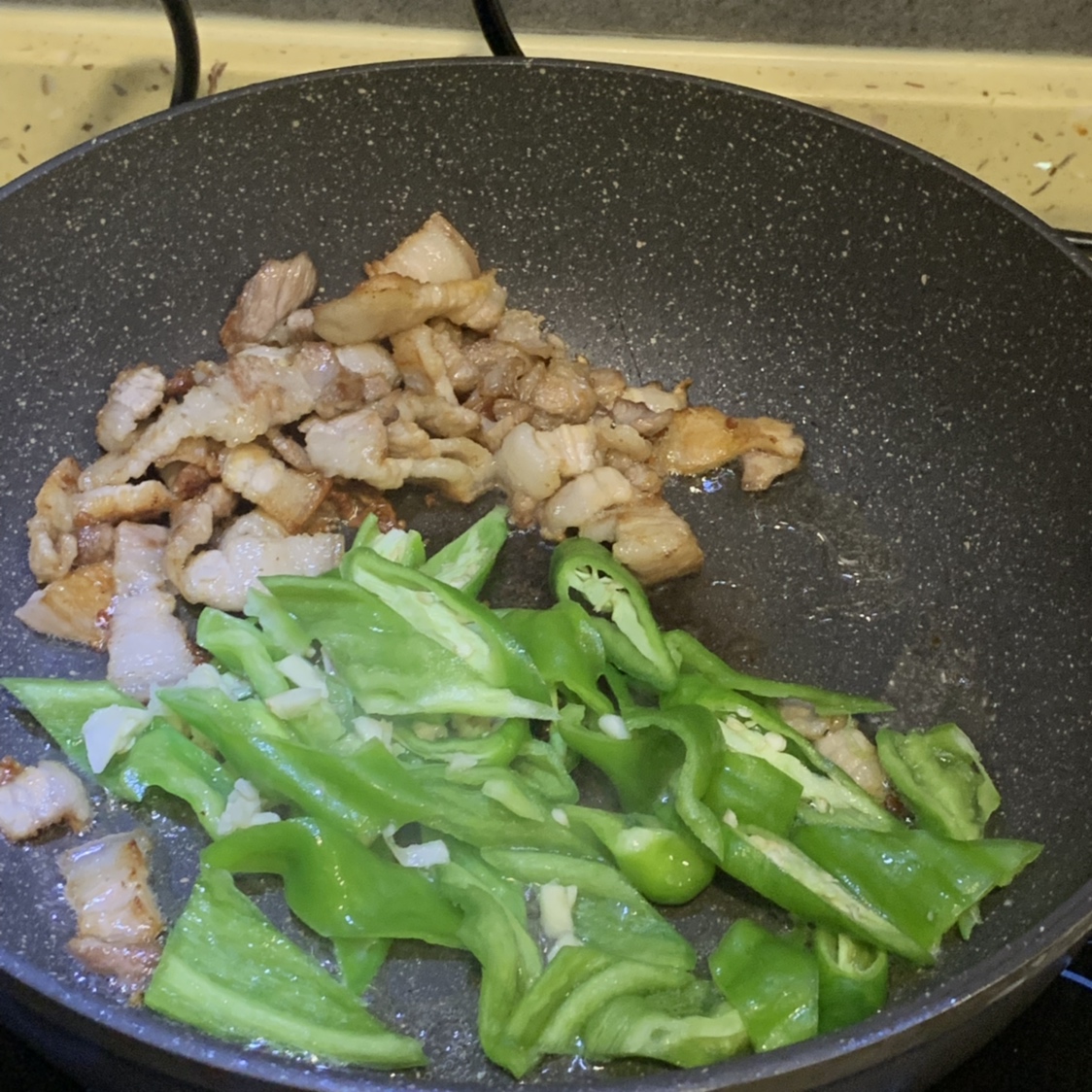 家庭版小炒肉，青椒五花肉，肥而不腻下饭菜，鲜辣香的做法 步骤4