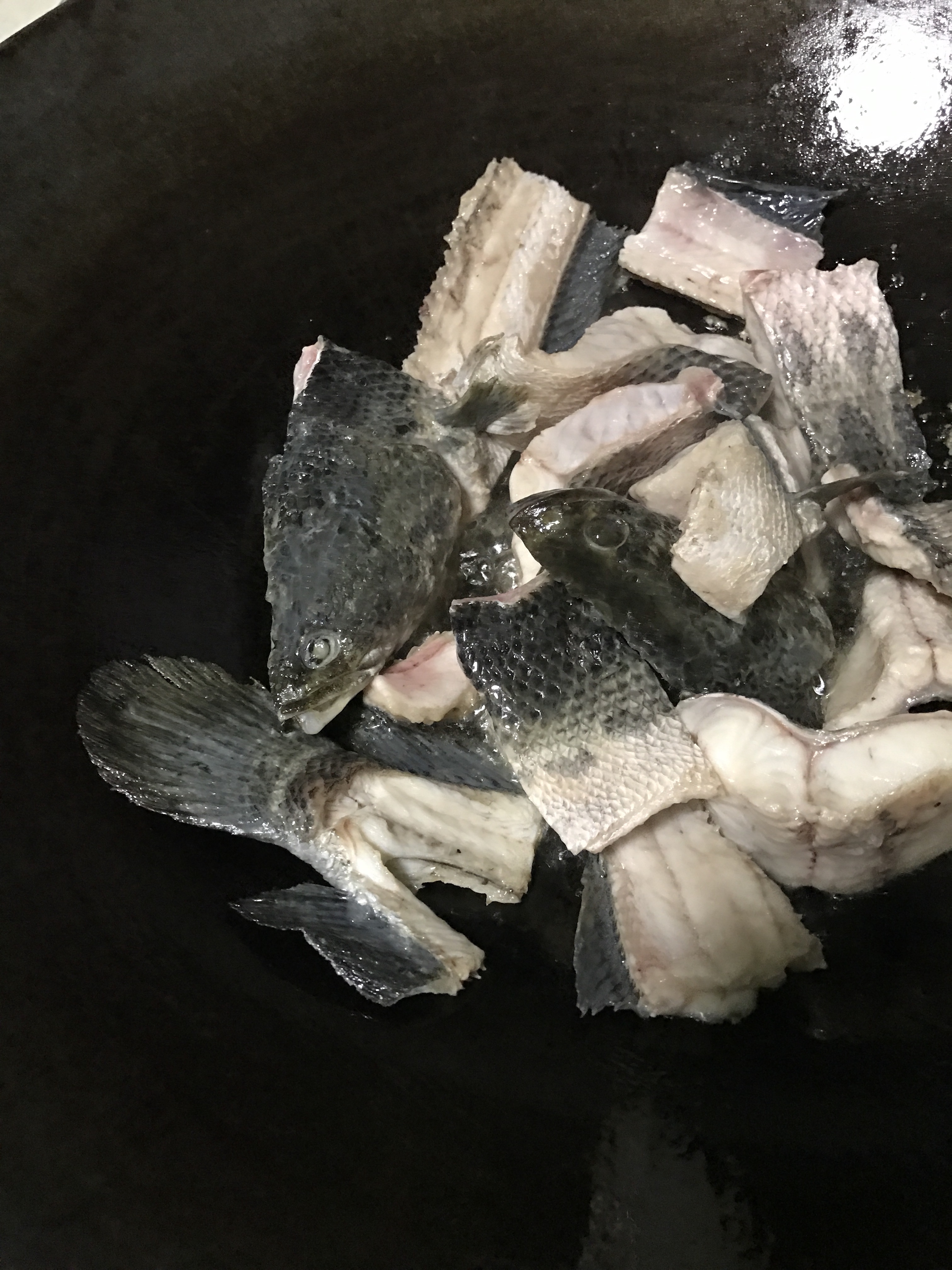 生鱼炖花生赤小豆的做法 步骤1