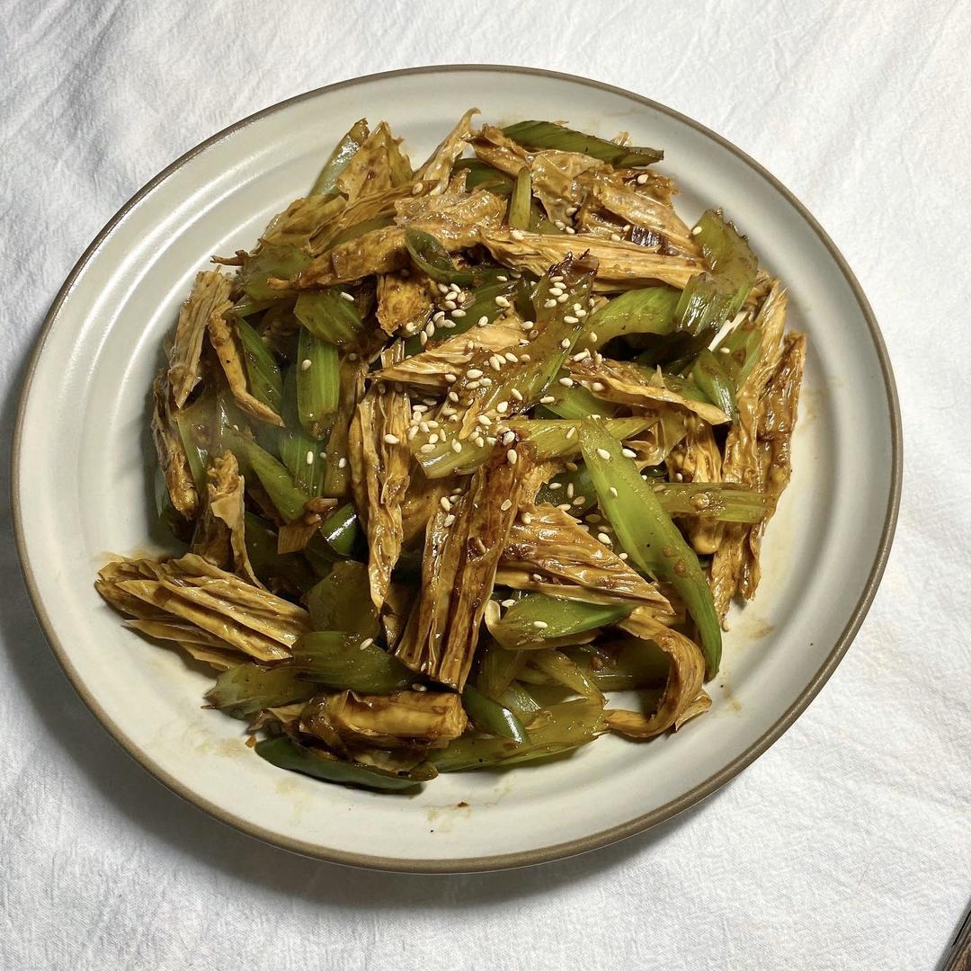减肥快手素菜 - 简单又解馋的芹菜炒腐竹