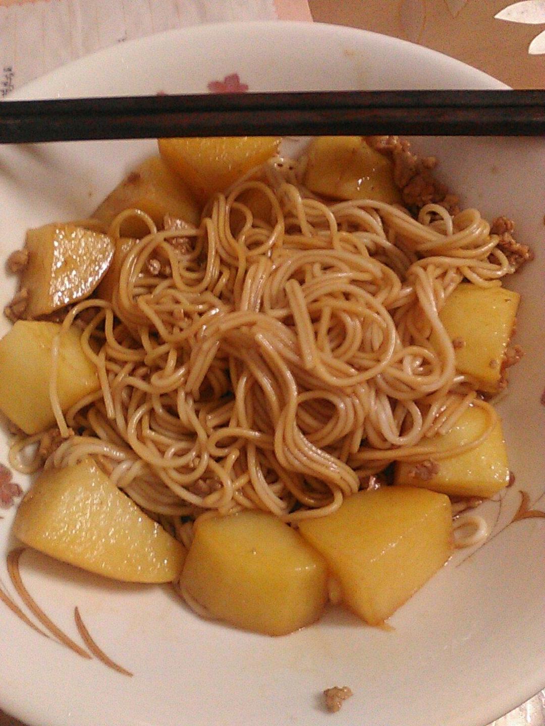 弟弟吵着吃东西,就做了这碗面用料意式土豆肉末面的做法把面条用凉水