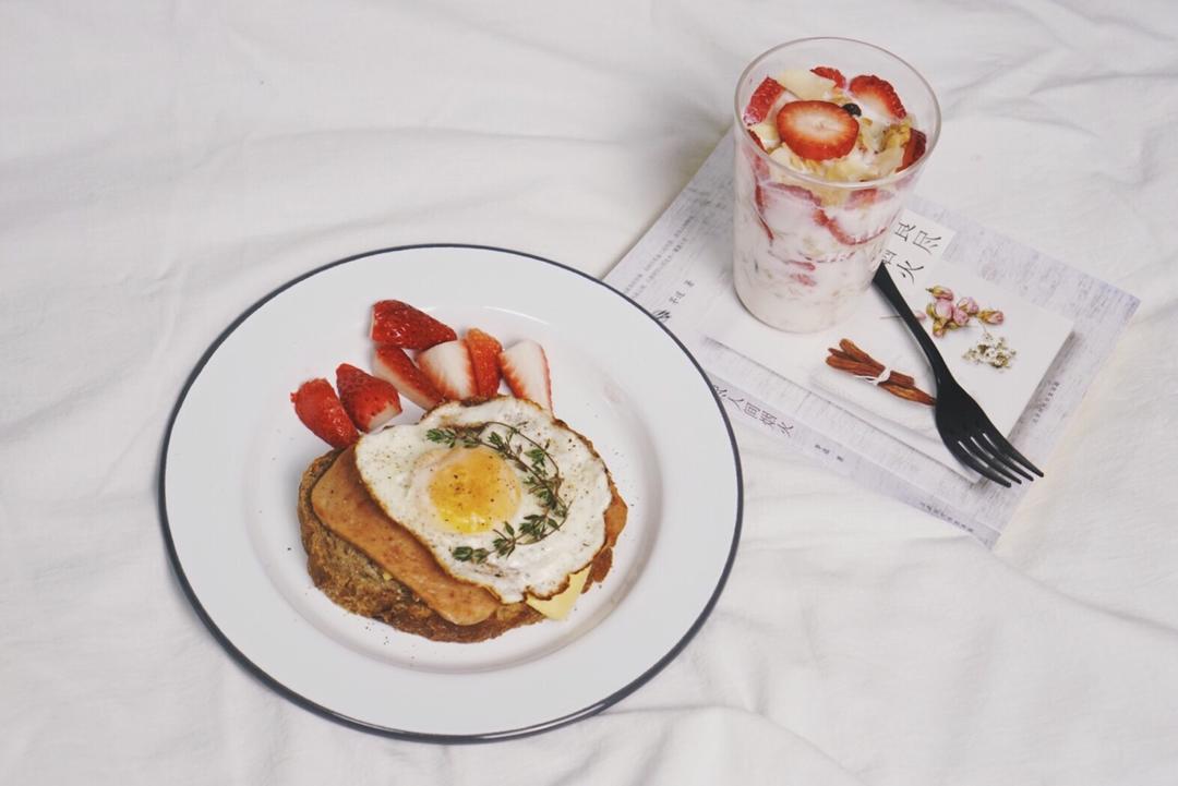 草莓牛奶燕麦&开放式三明治