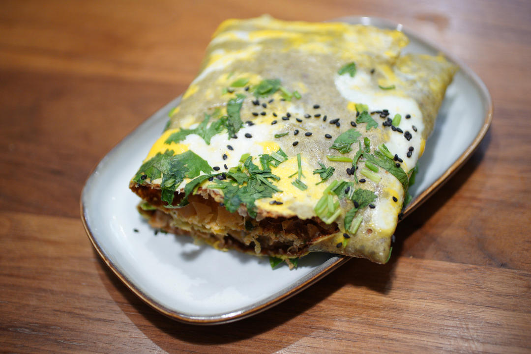 天津传统小吃——煎饼果子 在家也能摊 早餐更丰富