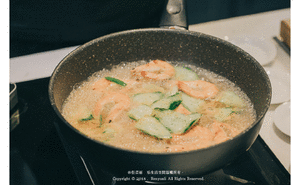 春之鲜美 | 青瓜木耳煮白虾的做法 步骤6