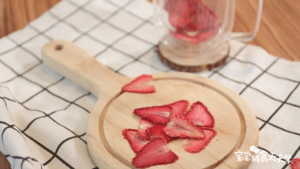 草莓脆脆片 宝宝辅食天天学的做法 步骤8