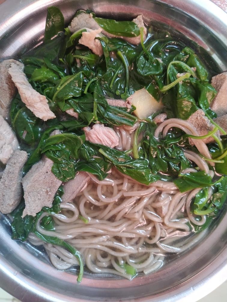 瘦肉猪肝枸杞叶汤荞麦面