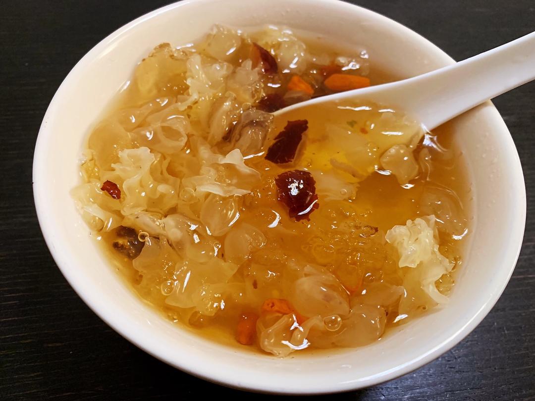 桃胶皂角米银耳雪燕羹