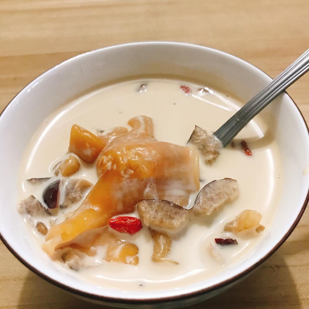 花胶炖牛奶汤