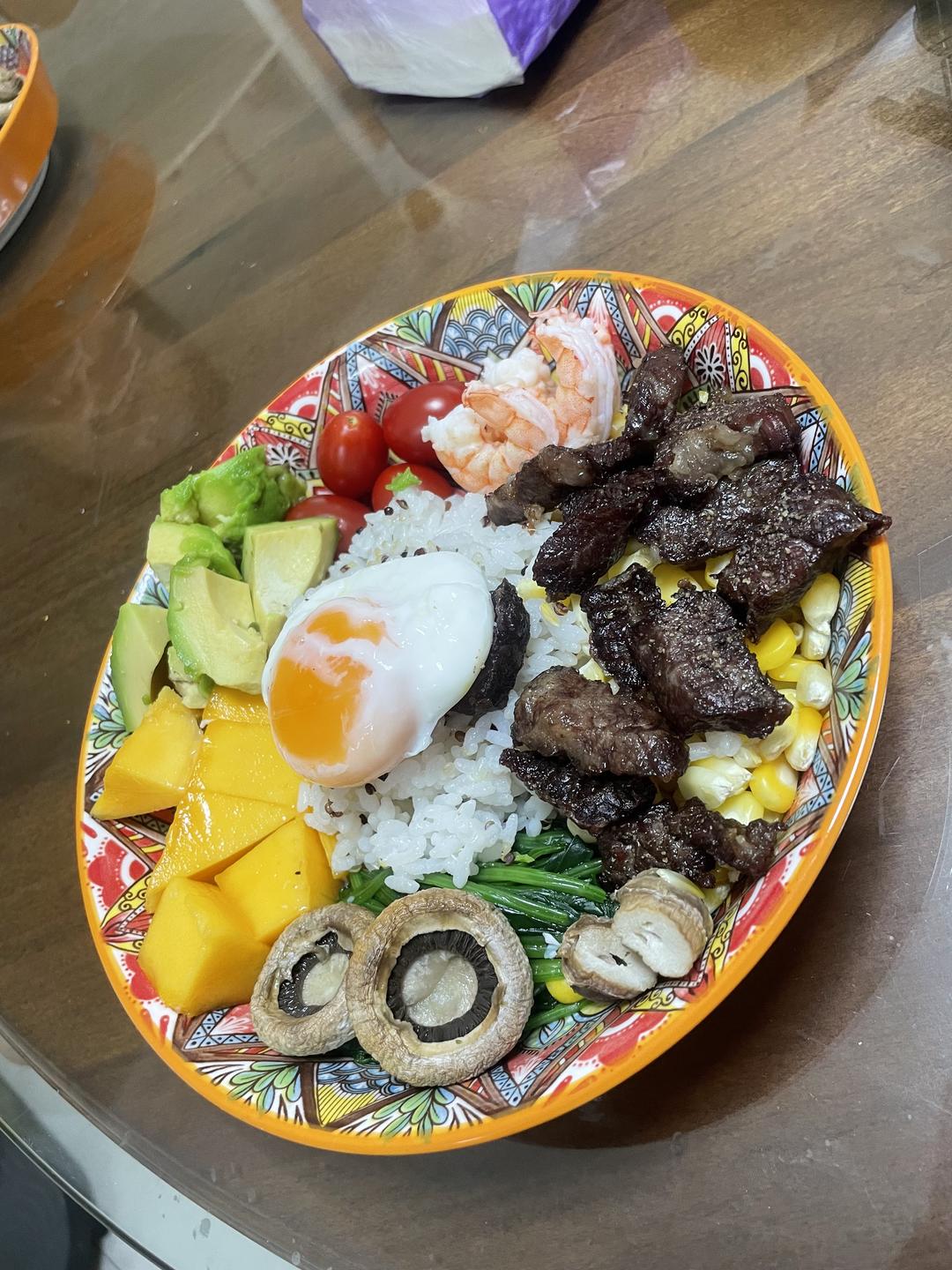 健康美味的牛肉大虾波奇饭！！牛油果和芒果一口包的感觉太棒！
