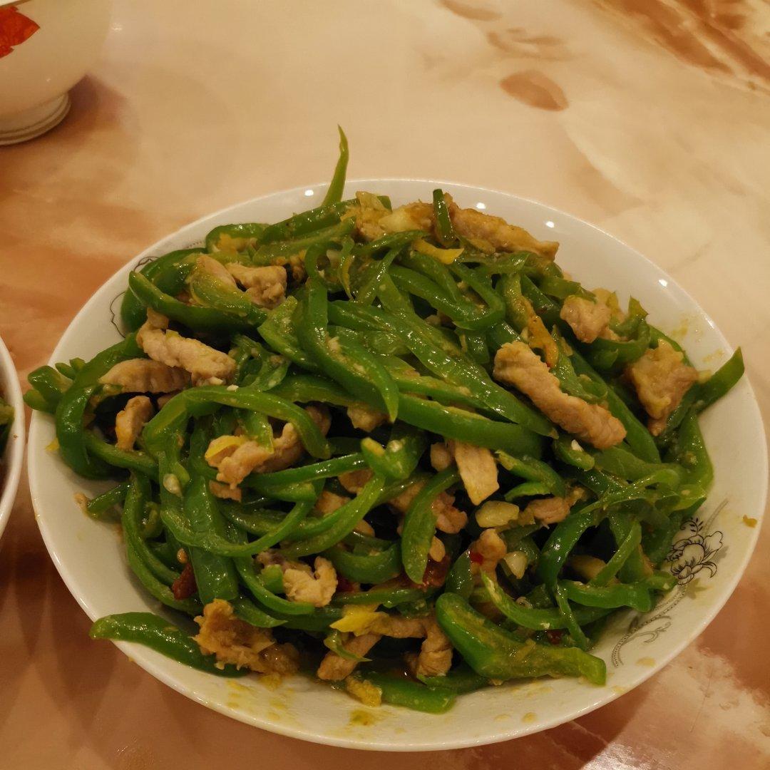 经典的家常菜，青椒炒肉丝，简单的食材也能做出如此美味