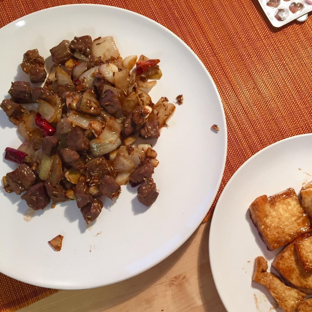 孜然洋葱炒牛肉粒