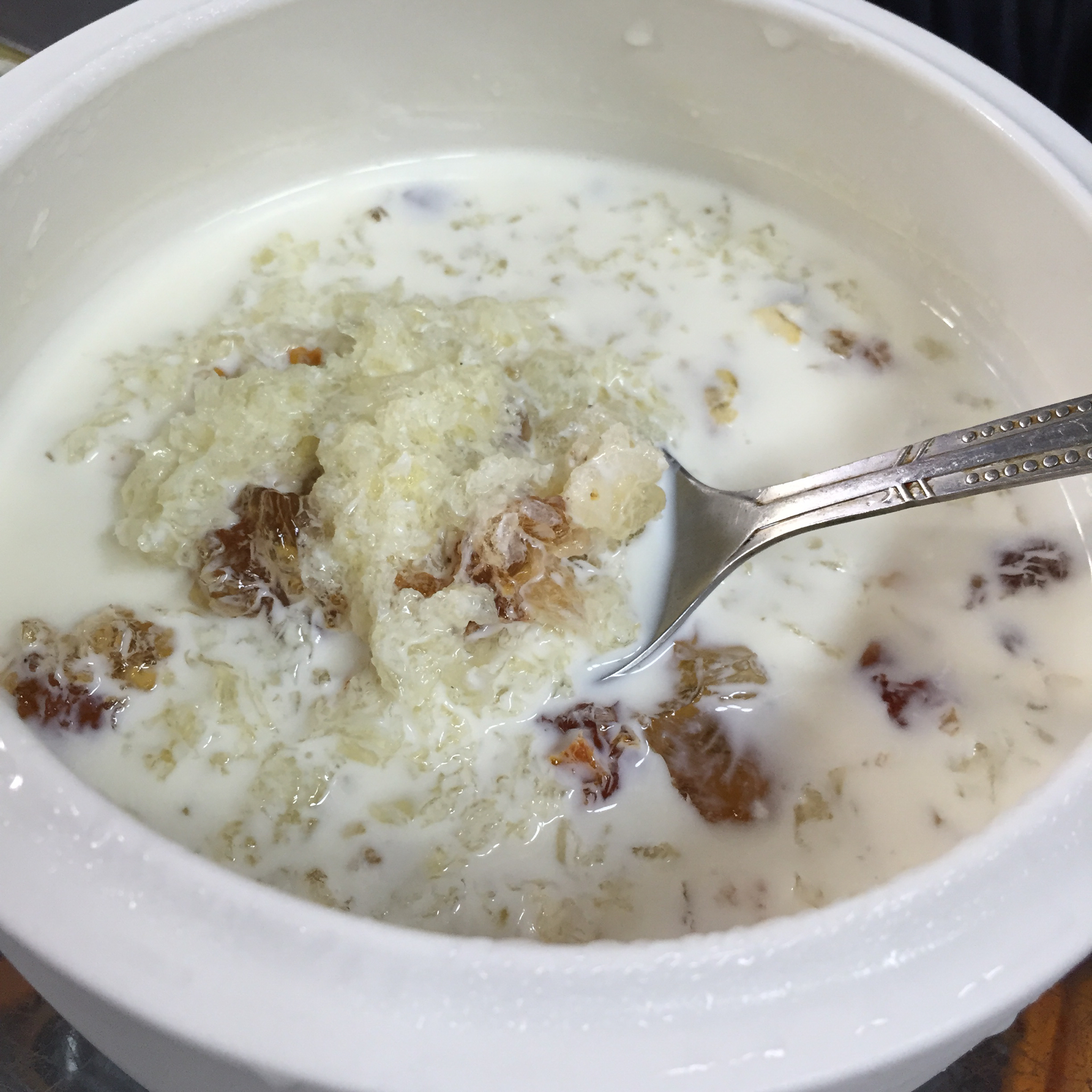 牛奶桃胶炖燕窝