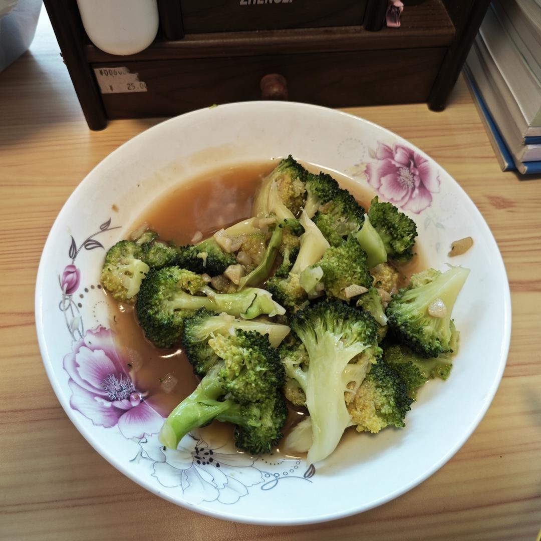 好吃到爆的耗油蒜蓉西兰花(从不修图，喜欢请关注)