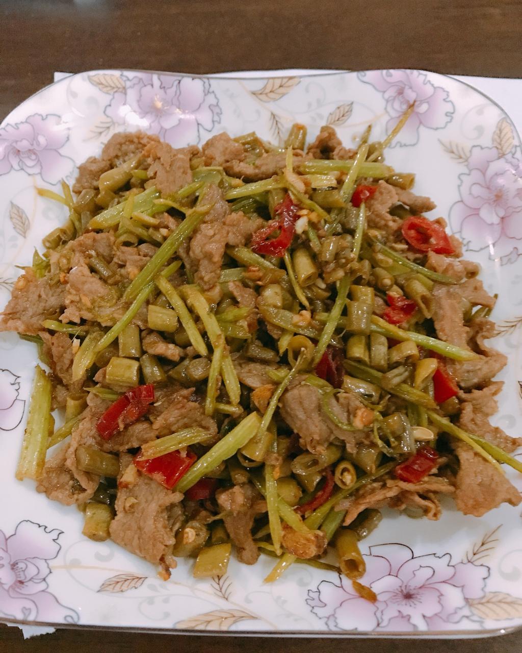 酸豆角炒芹菜牛肉