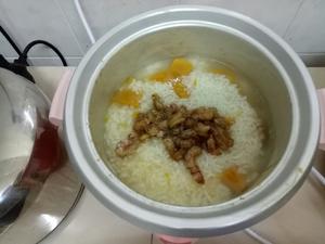 南瓜虾仁咸蛋烧肉粥的做法 步骤2