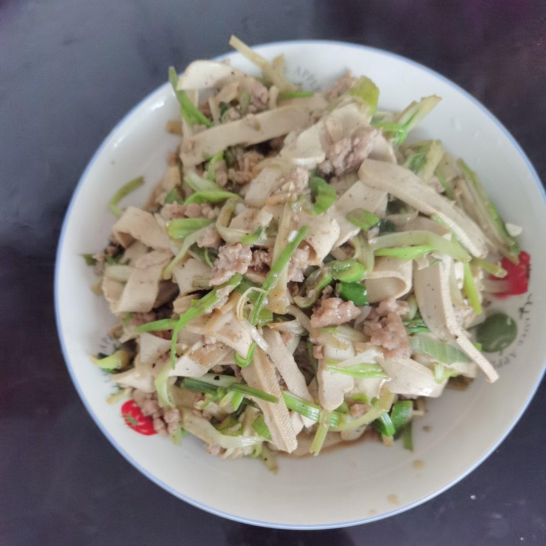 芹菜香干炒肉