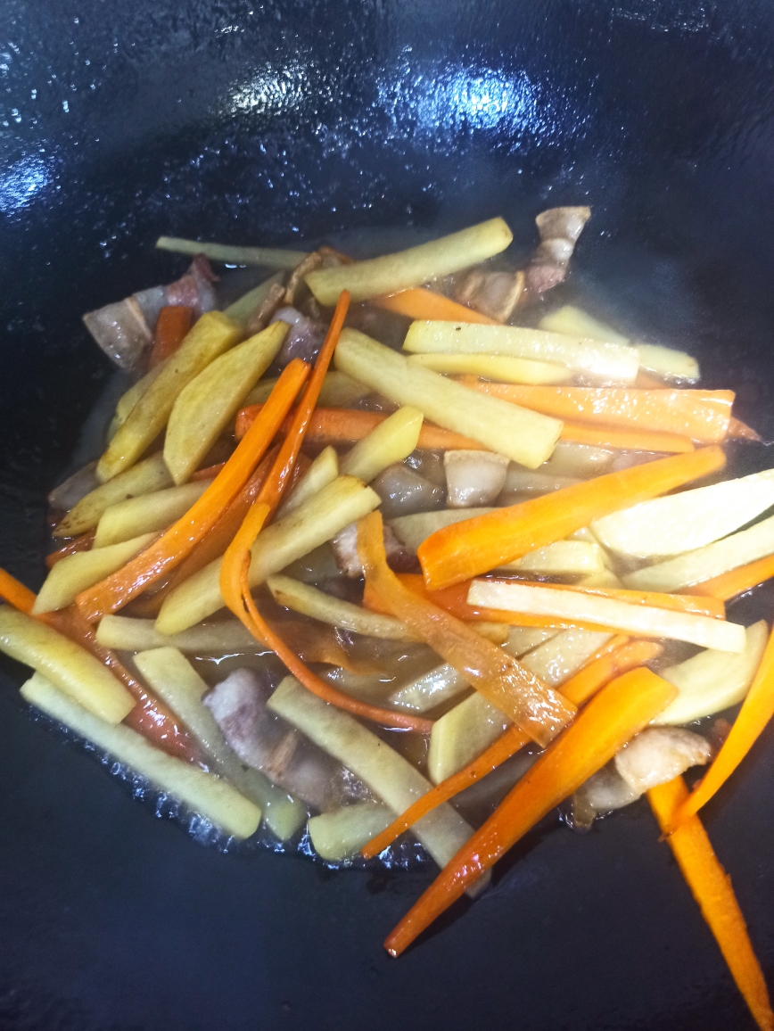 土豆红萝卜炒五花肉(快手菜)的做法 步骤8