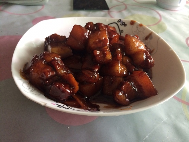 吃着碗里望着锅里的红烧肉