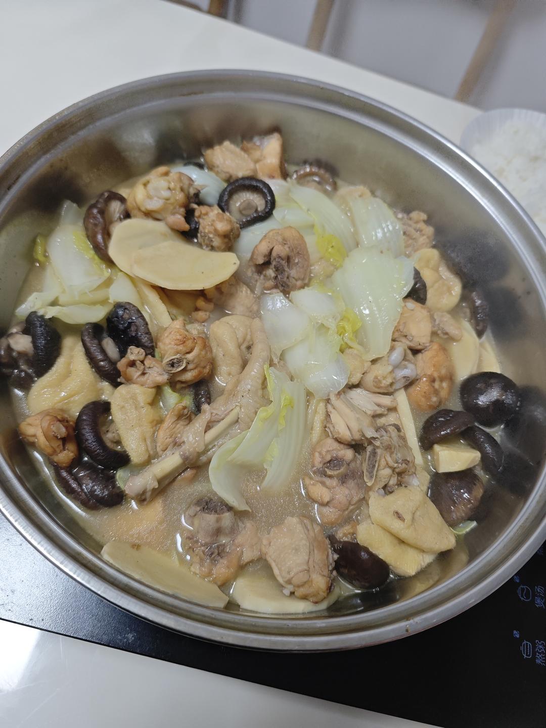 超绝鲜美的冬笋香菇炖鸡