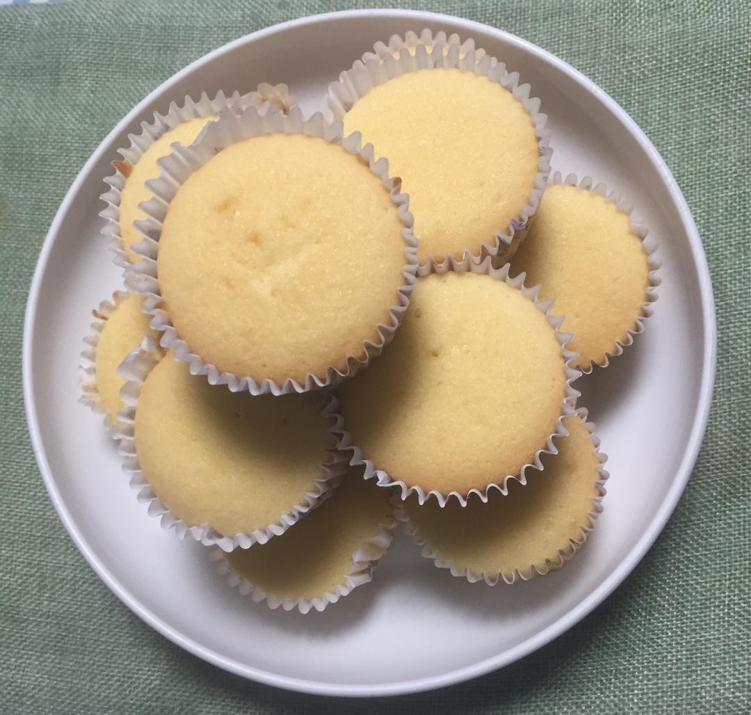 全蛋法打发原味海绵杯子蛋糕