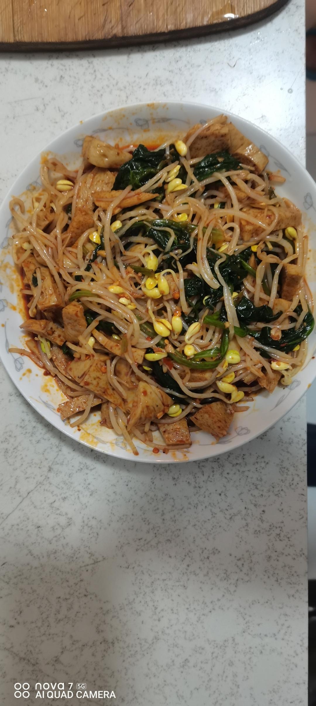 豆芽拌面筋，下馆子必点的一道凉菜。