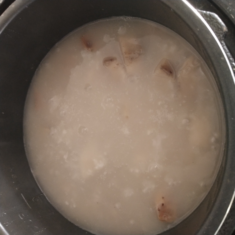 简单美味的电压锅☞香芋烧骨粥☜的做法 步骤7