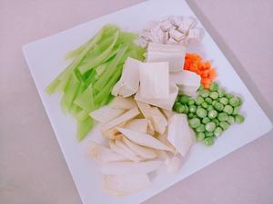 超下饭神器:菌菇莴笋烧豆腐的做法 步骤1