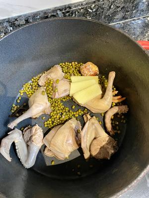 超简易的鸽子绿豆汤的做法 步骤3