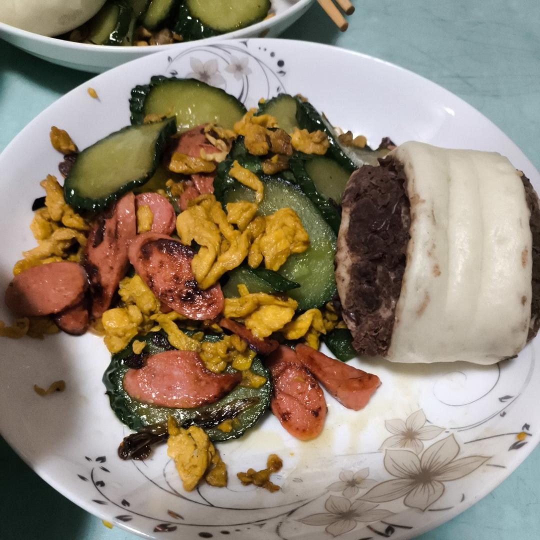 爆炒黄瓜+鸡蛋+火腿肠