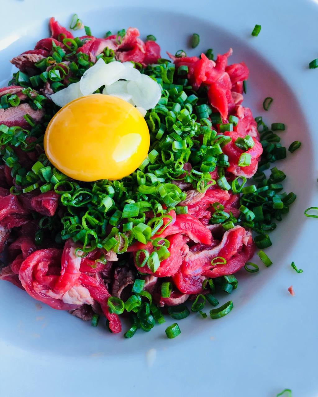 生拌牛肉配石锅拌饭