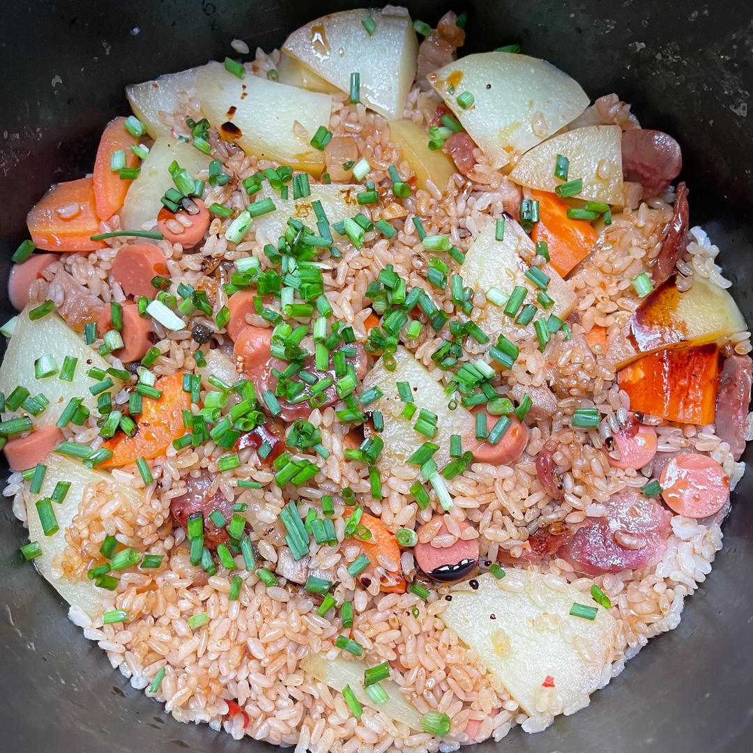 超级好吃的土豆腊味焖饭