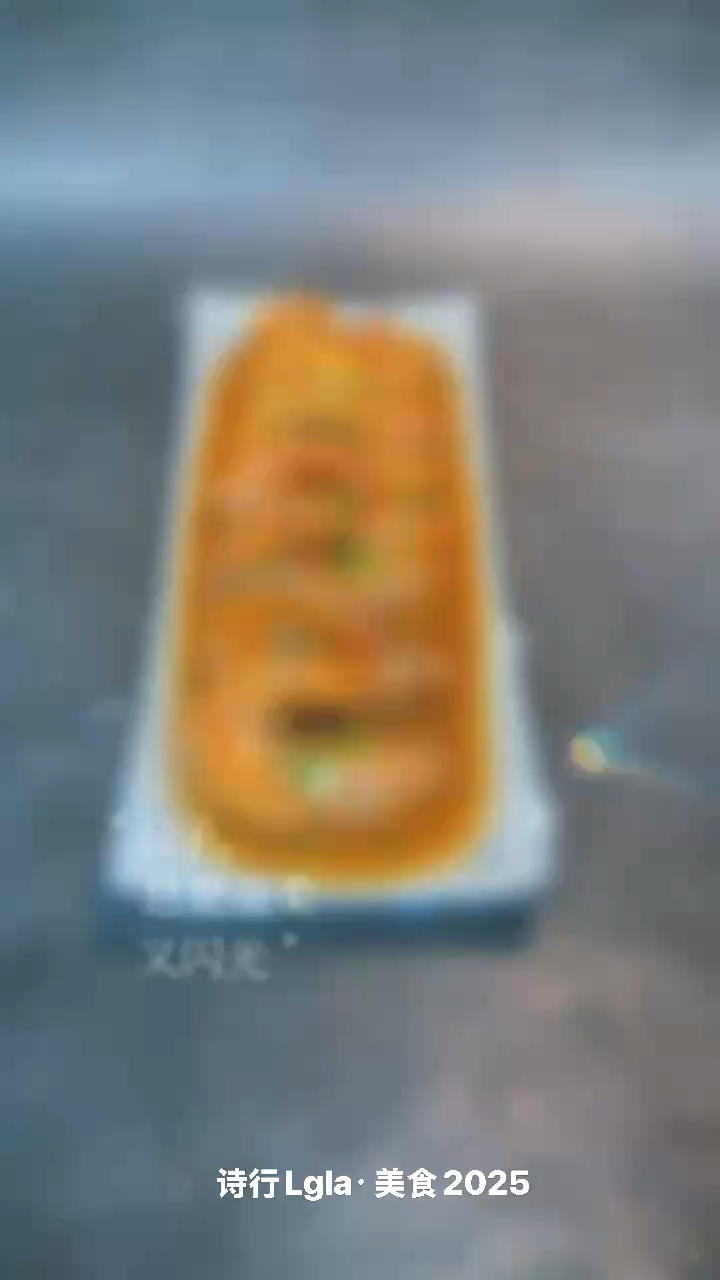 《番茄红焖大虾》
10分钟搞定一个大菜了哈哈😄操作太方便啦，零厨艺。