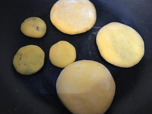 🔥不加一滴水❗️超健康南瓜（红薯）紫薯发面饼的做法 步骤14