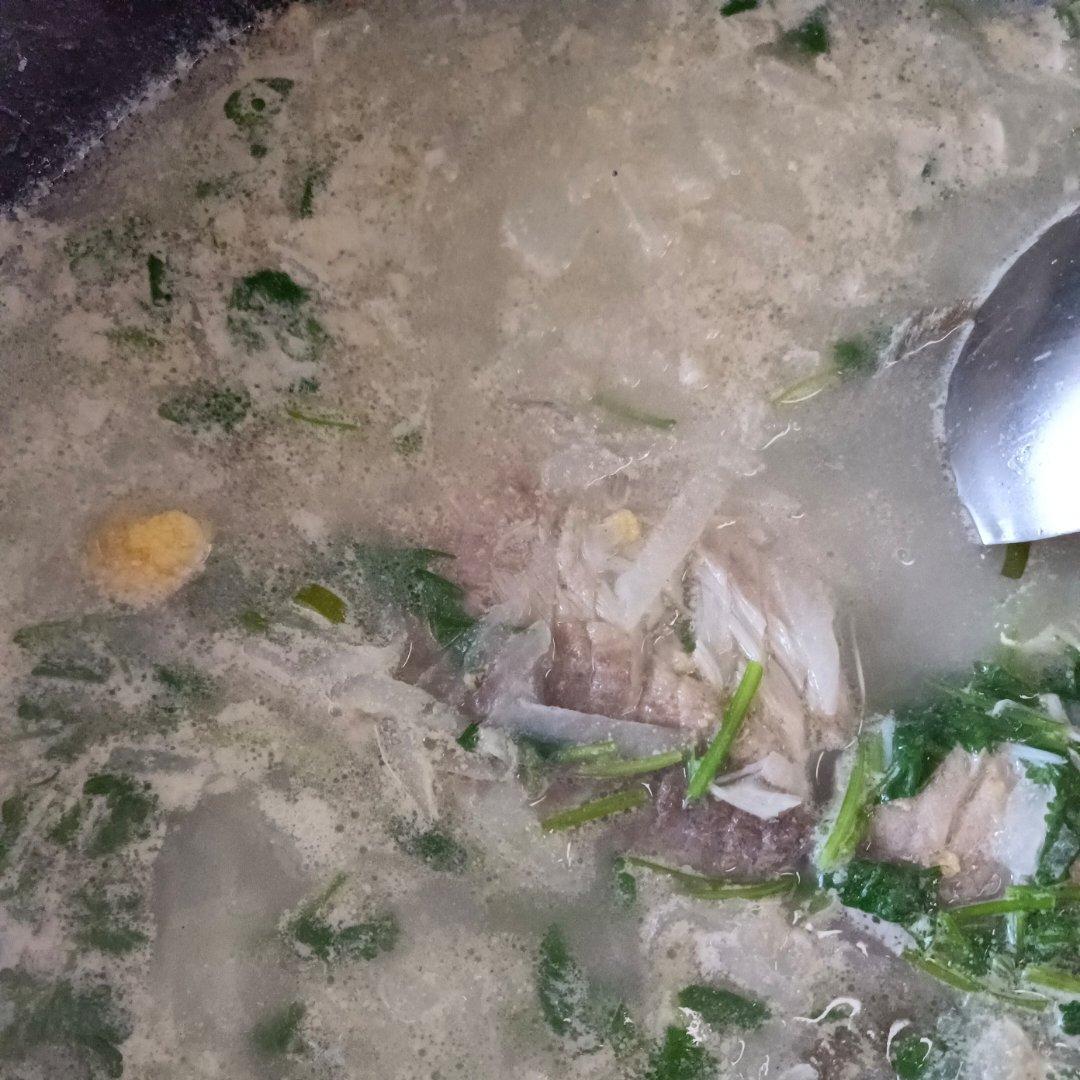 白萝卜丝鲫鱼汤