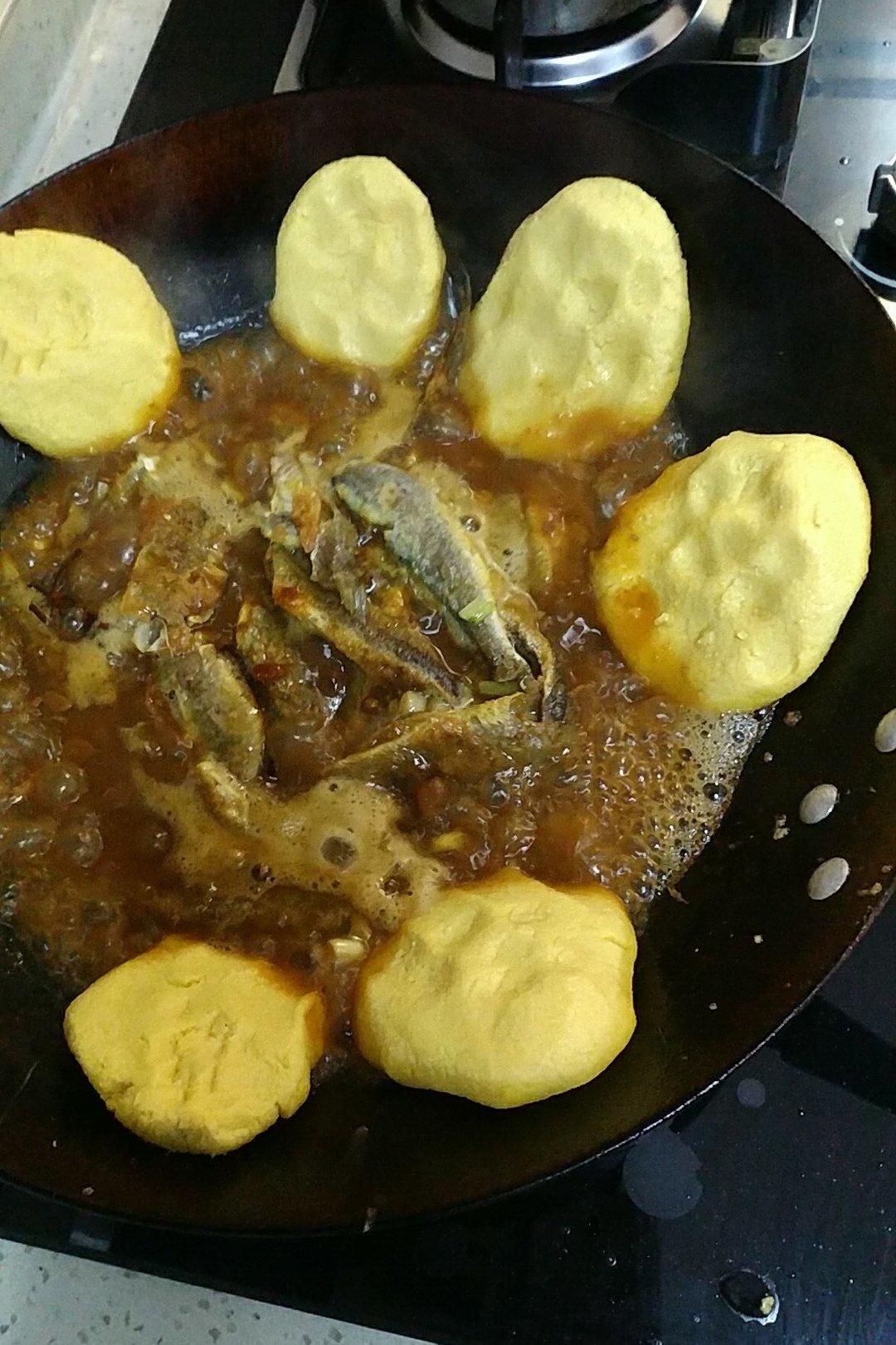 简单爱为老公下厨房做的小鱼贴饼子