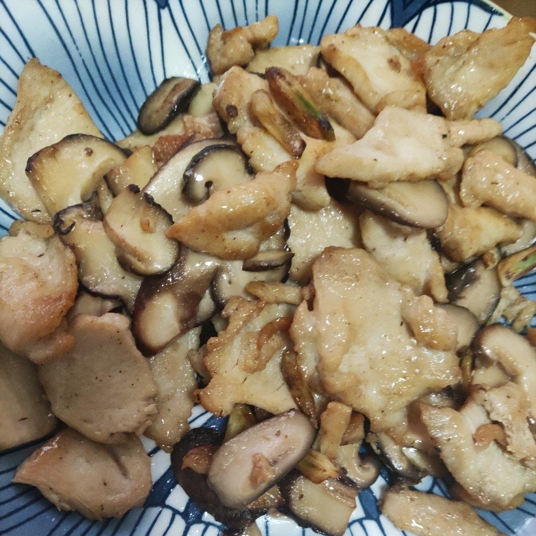 低卡好吃不胖的鸡胸肉炒香菇❗️