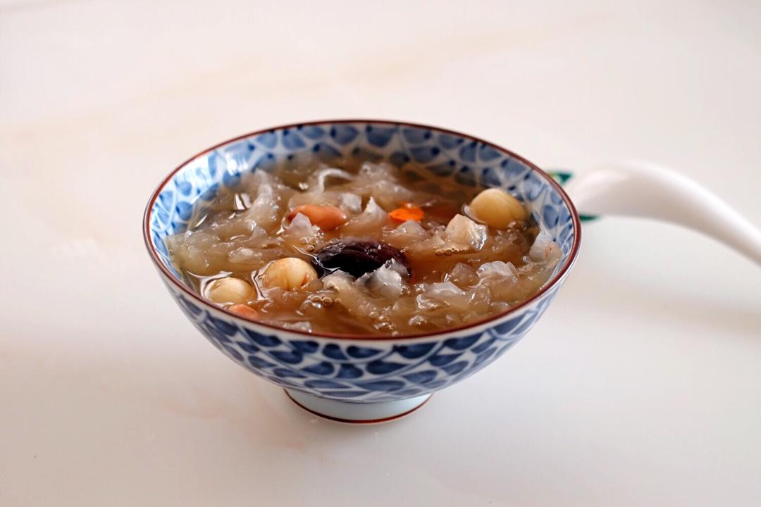 银耳桃胶莲子羹｜养颜平民版燕窝