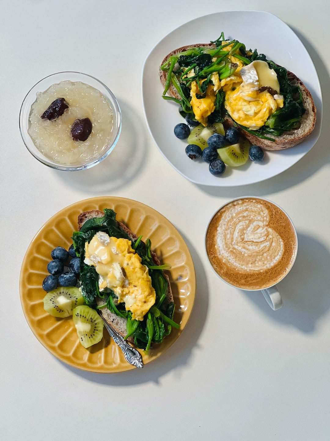 浓郁炒蛋菠菜开放三明治