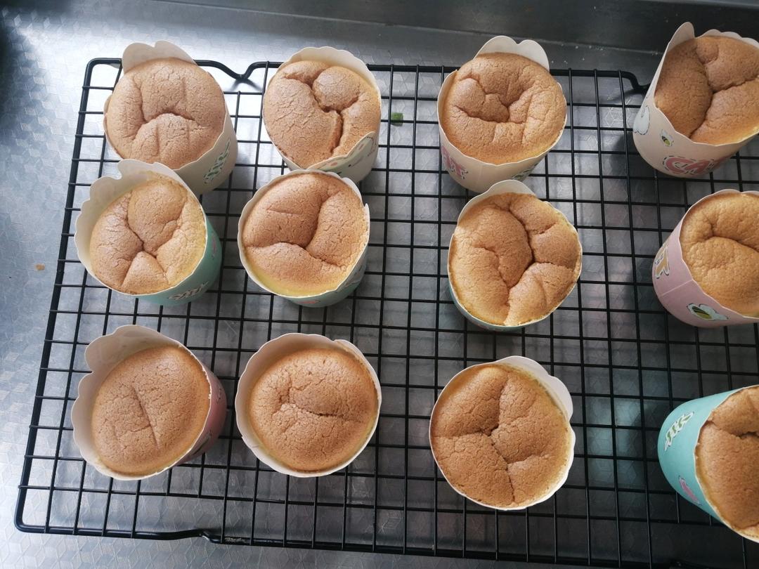 口感绵软入口即化的北海道戚风杯