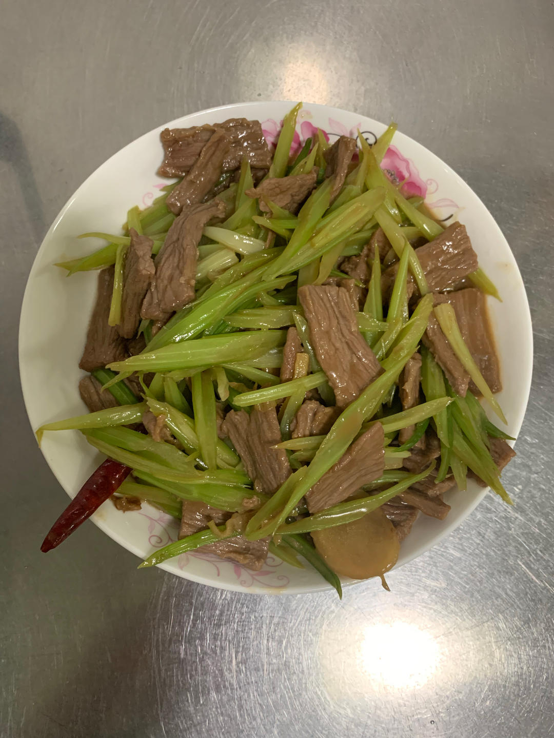 好吃到邻居敲门蹭饭的芹菜炒牛肉！