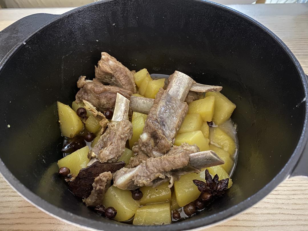 铸铁锅土豆炖排骨