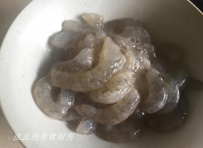 咸蛋黄系列：咸蛋黄虾仁/金沙虾仁的做法 步骤2