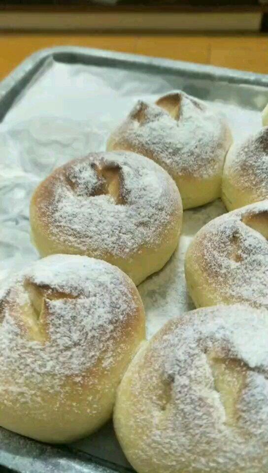 拉丝的普通面粉老面包