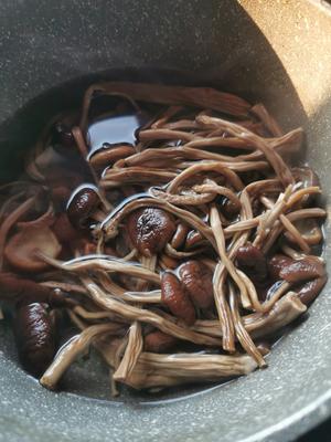 茶树菇炒腊肉的做法 步骤1