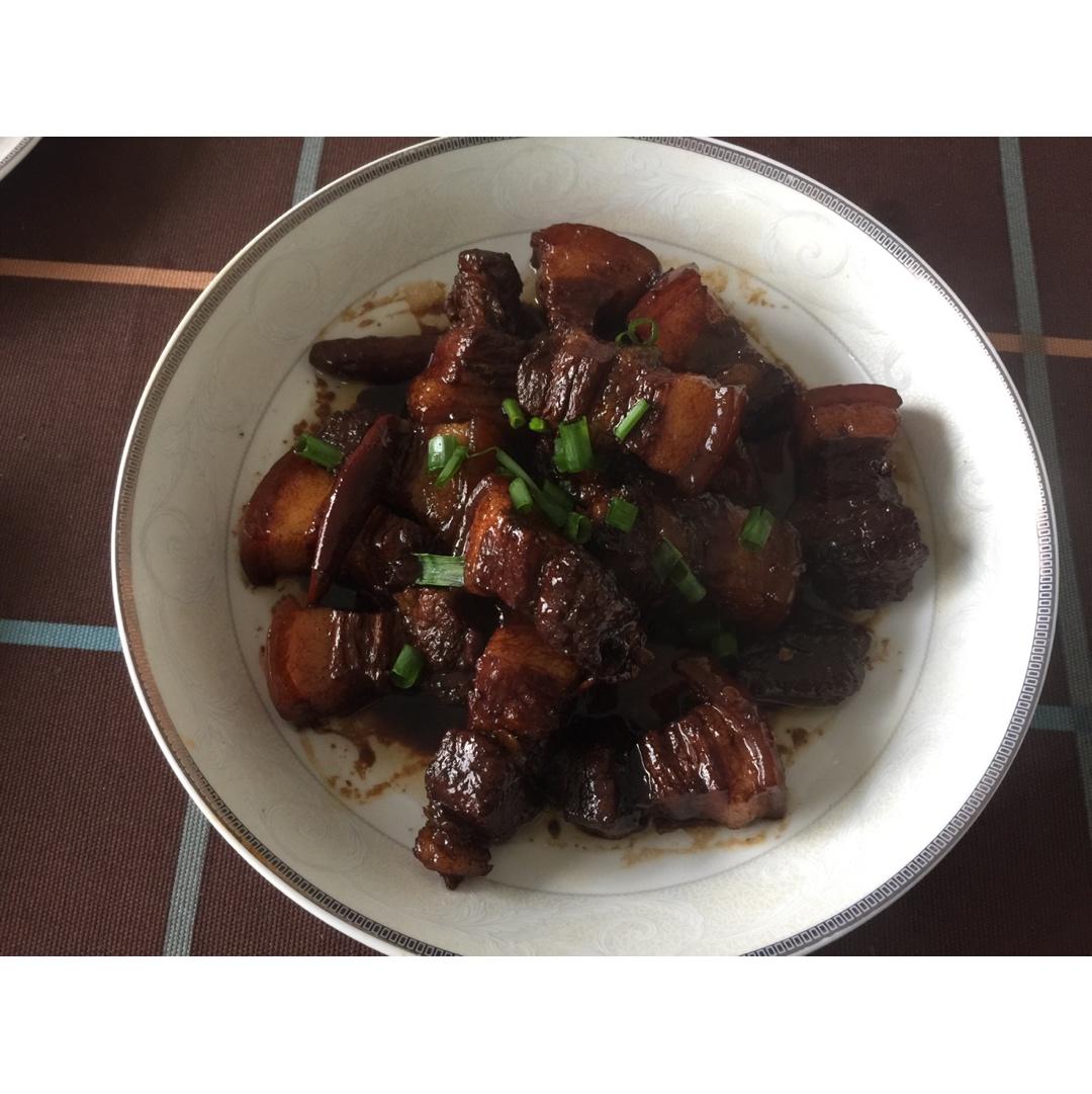 吃着碗里望着锅里的红烧肉