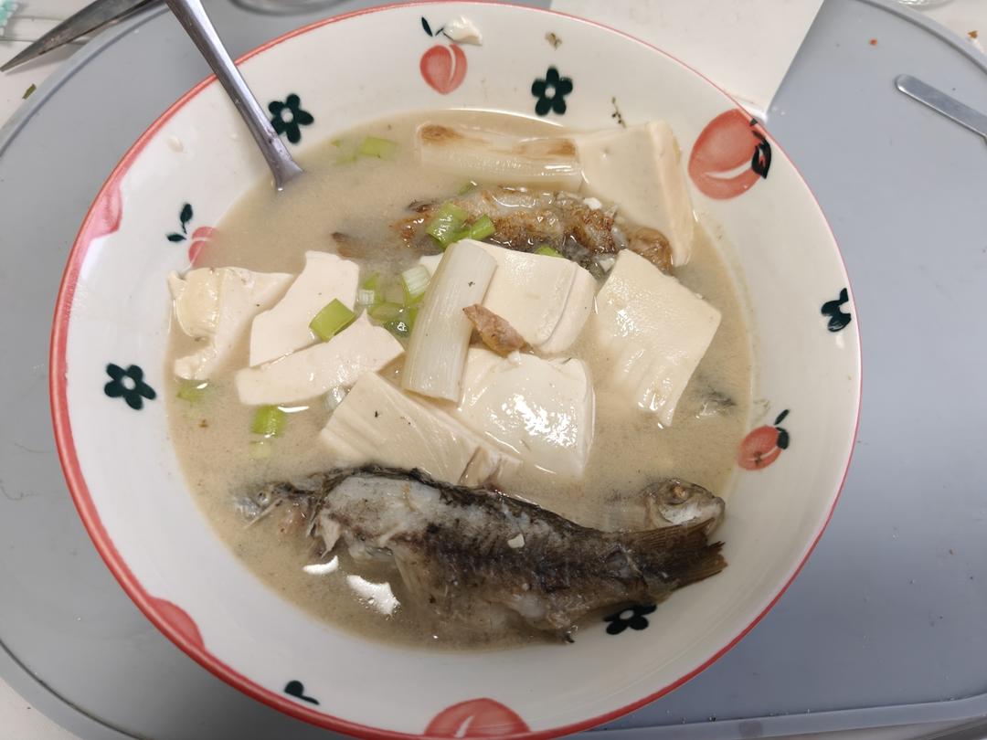 鲫鱼汤(鲫鱼豆腐汤)
