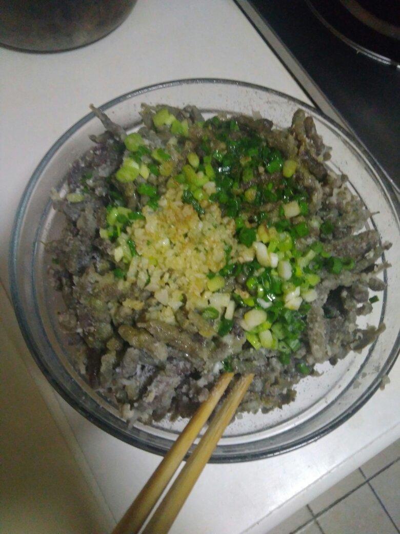 绑着绳子的小鸟做的枸桃絮麦饭